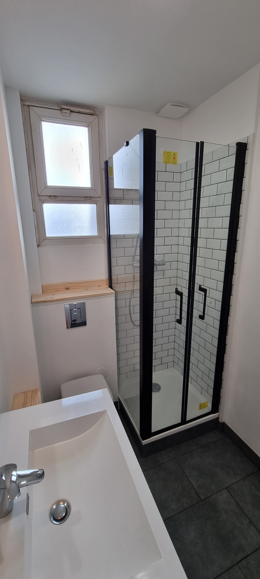 Tablette en bois sur-mesure et meuble vasque dans une salle d'eau à Biarritz