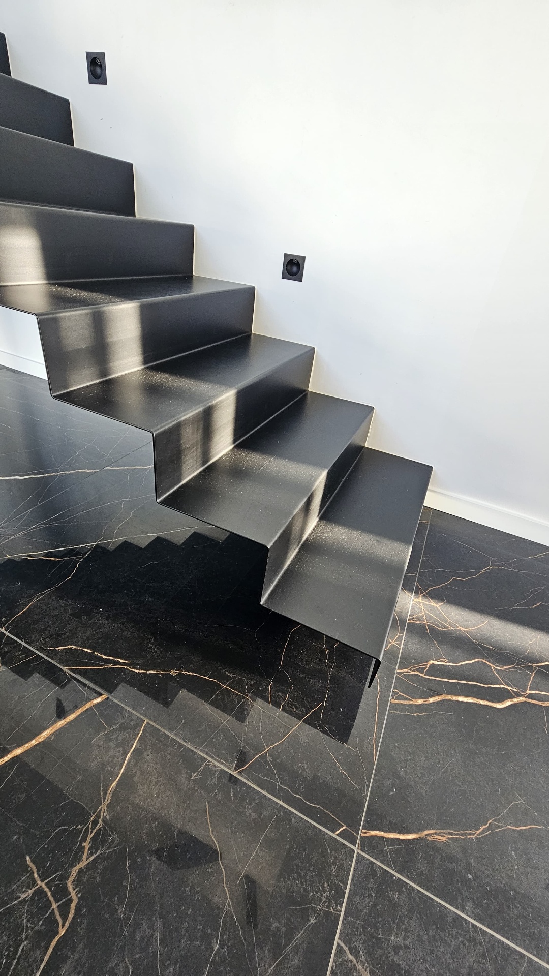 Après rénovation — mur peint le long de l'escalier dans la villa de Biarritz