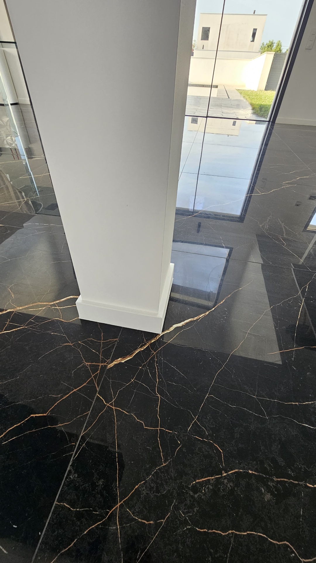 Après rénovation — mur parfaitement lisse et finition mate dans la villa de Biarritz