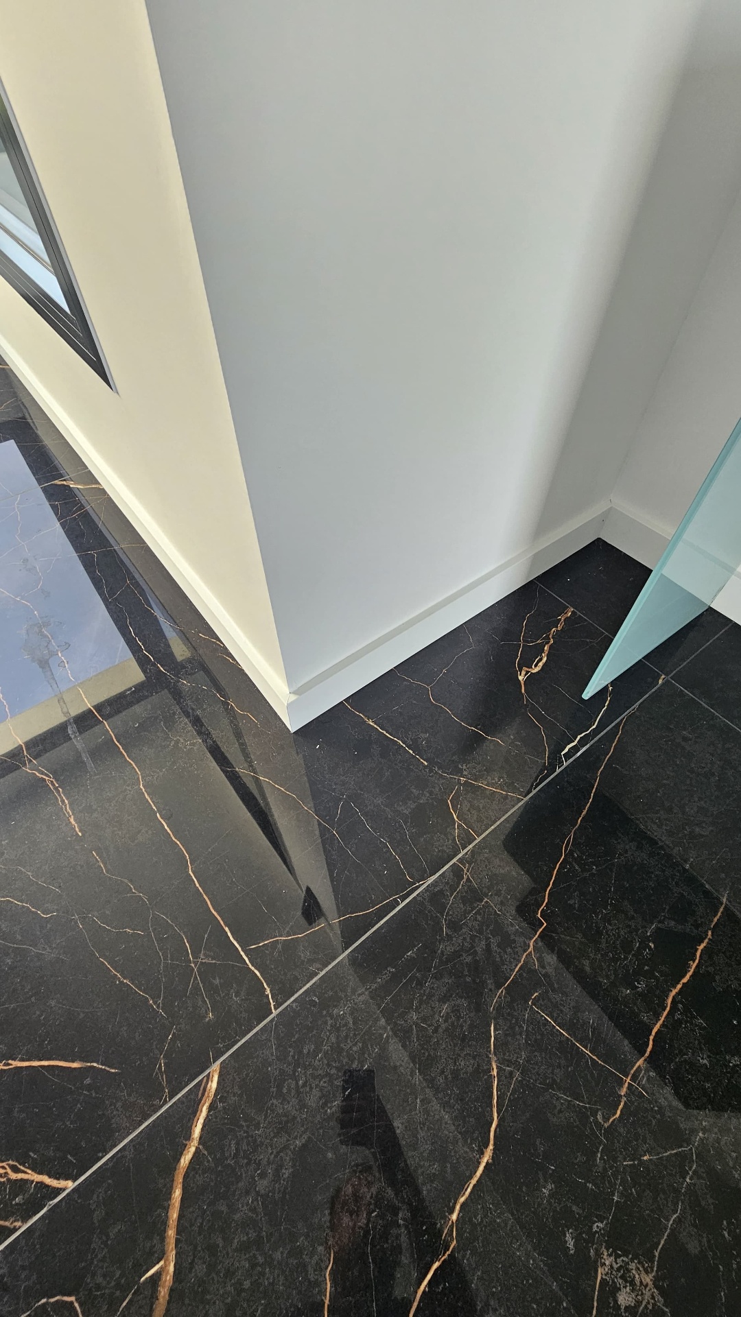Après rénovation — plinthes neuves et peinture impeccable dans la villa de Biarritz