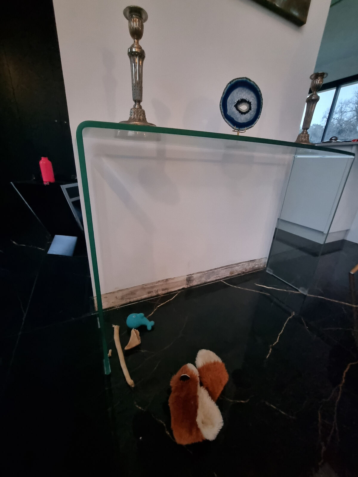 Avant rénovation — plinthe décollée par un dégât des eaux dans une villa à Biarritz