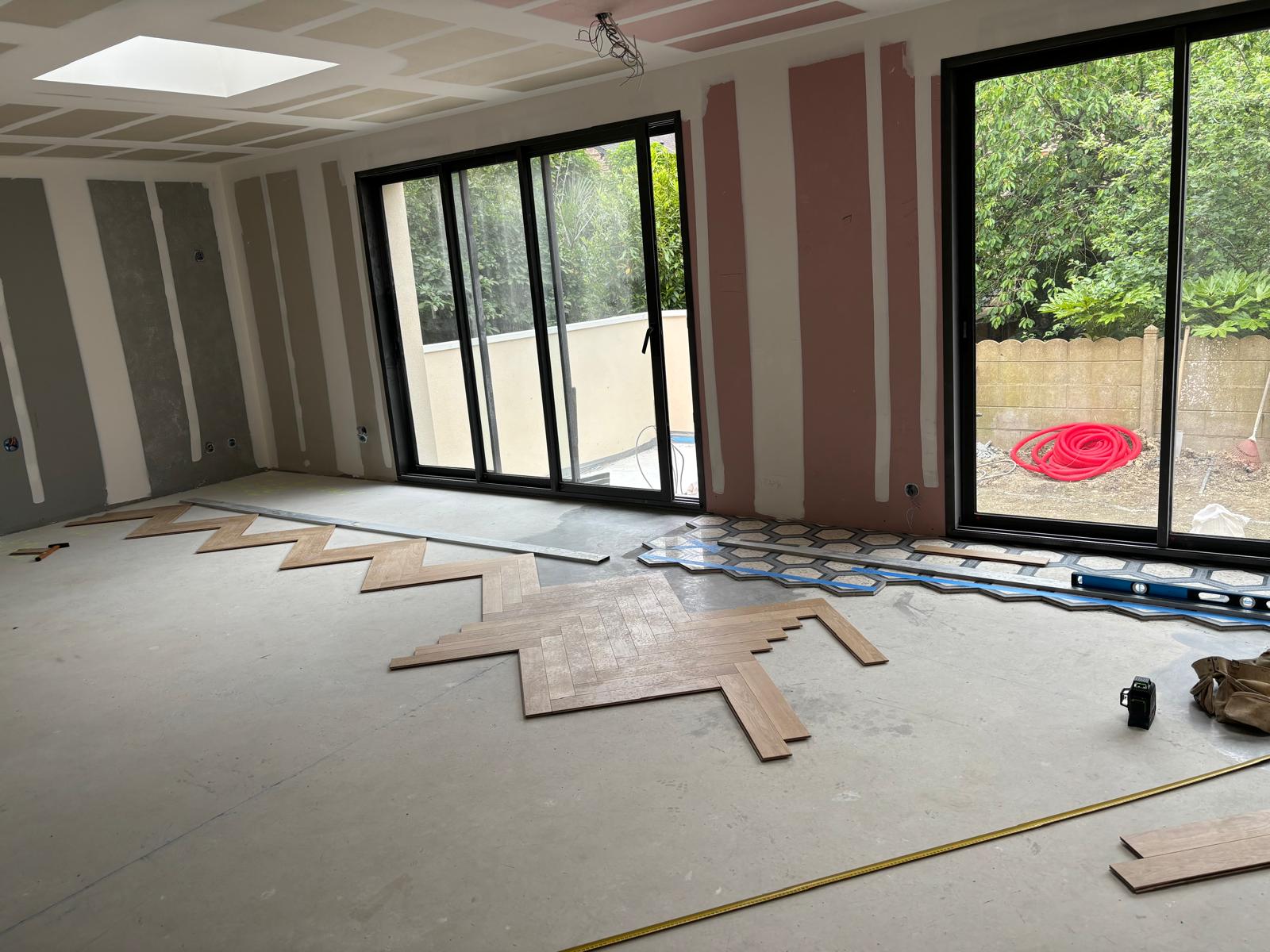 Expertise technique : ajustement de la réservation pour l'incrustation des carreaux de ciment dans le chêne