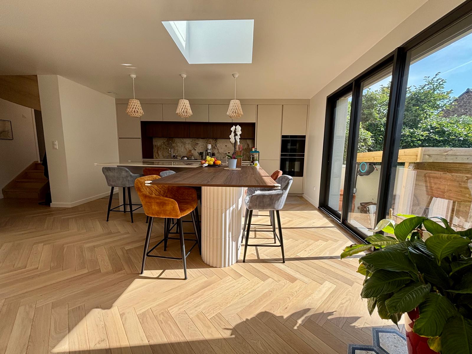 Cuisine ouverte rénovée à Anglet Chiberta avec peinture haute finition Tollens et parquet chêne