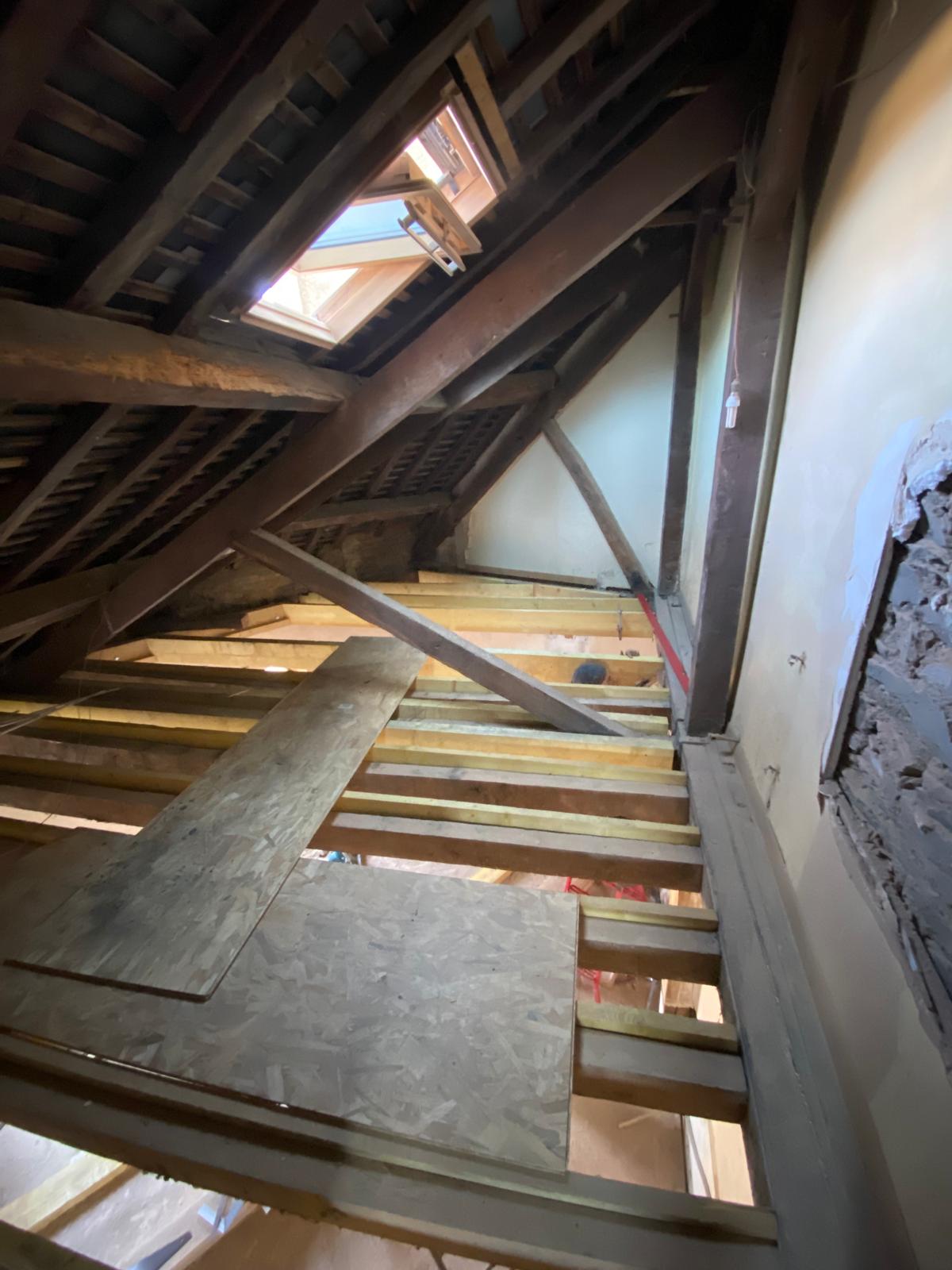 Charpente apparente et reprise plancher bois dans combles Bayonne centre ancien