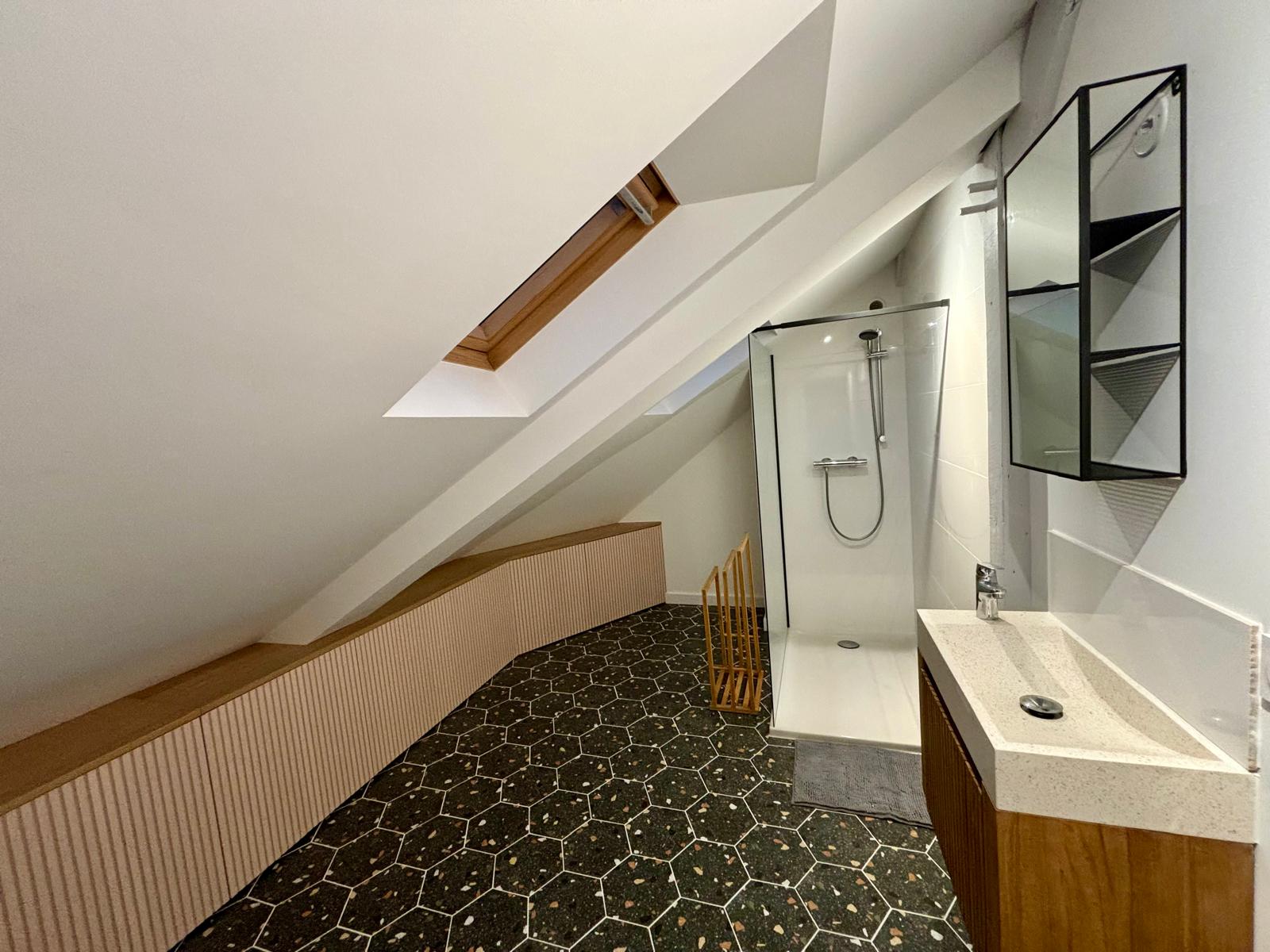 Création salle d'eau sous combles avec système Schluter-Ditra à Bayonne centre ancien