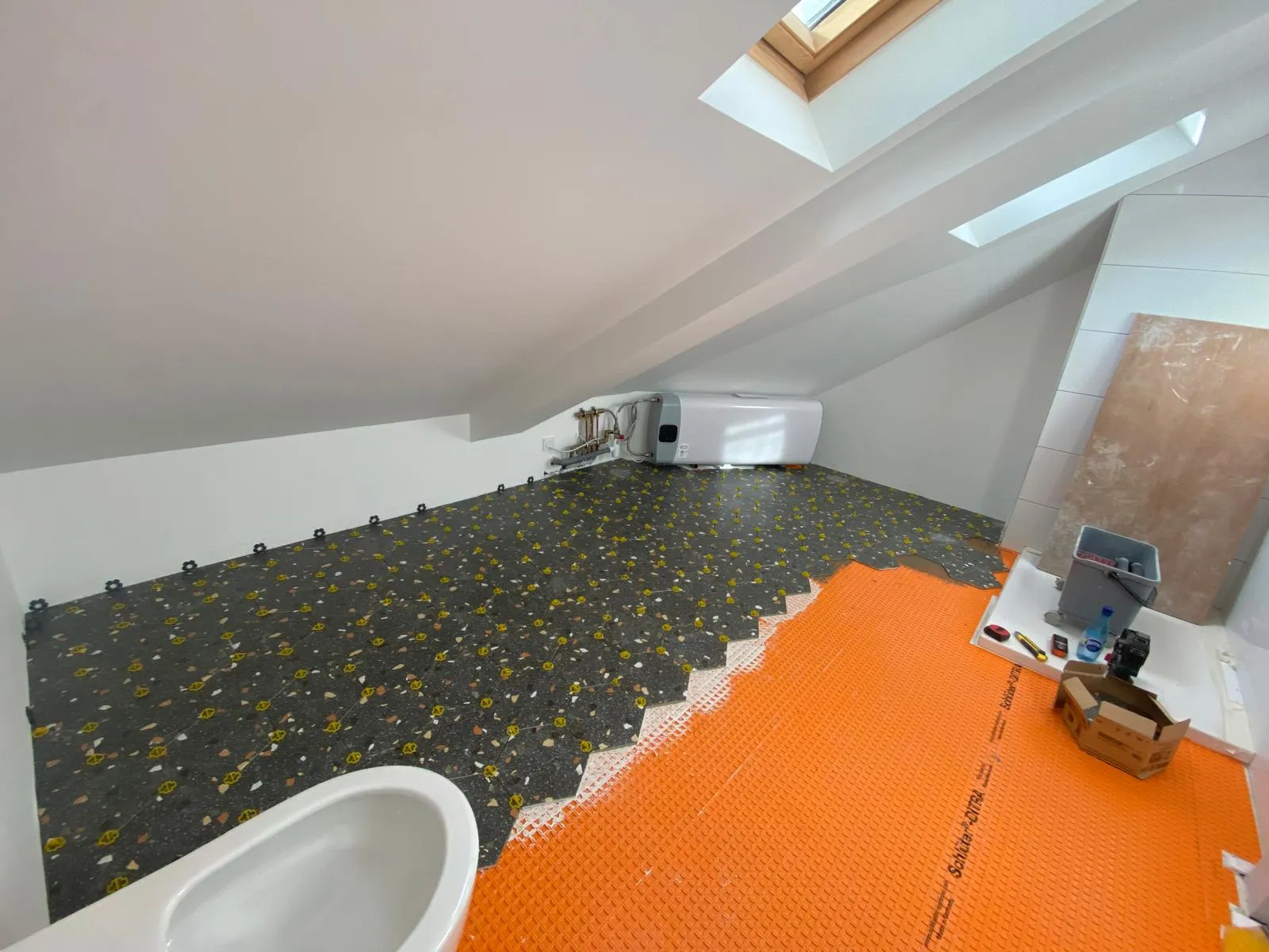 Pose natte Schluter-Ditra sur plancher bois pour étanchéité salle de bain Bayonne