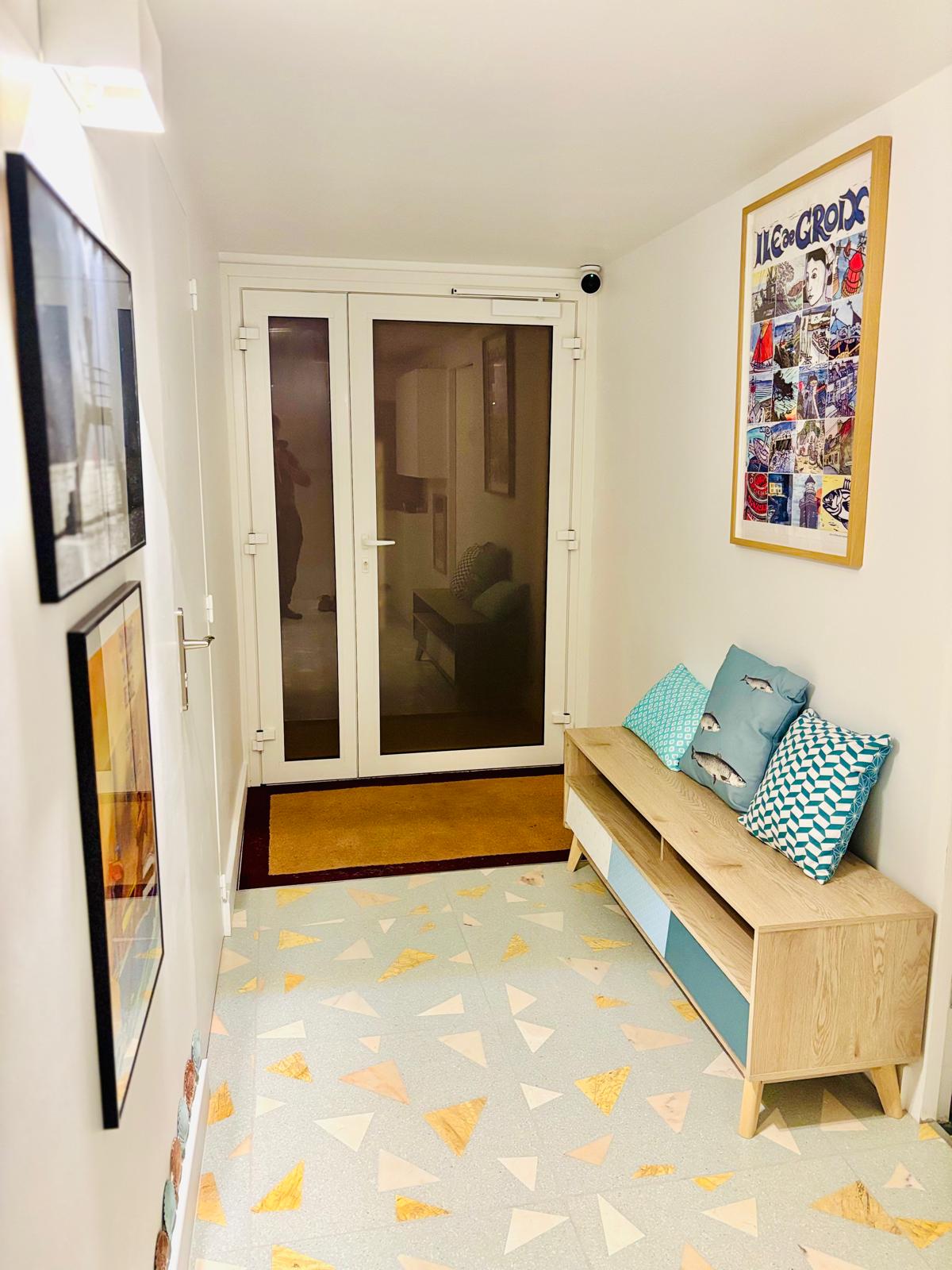 Entrée immeuble Biarritz avec Terrazzo moderne et meuble banc bois - décoration contemporaine