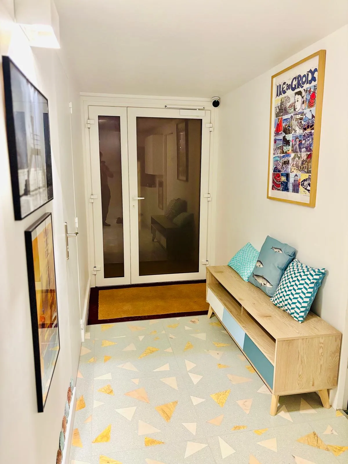 Entrée immeuble Biarritz avec Terrazzo moderne et meuble banc bois - décoration contemporaine