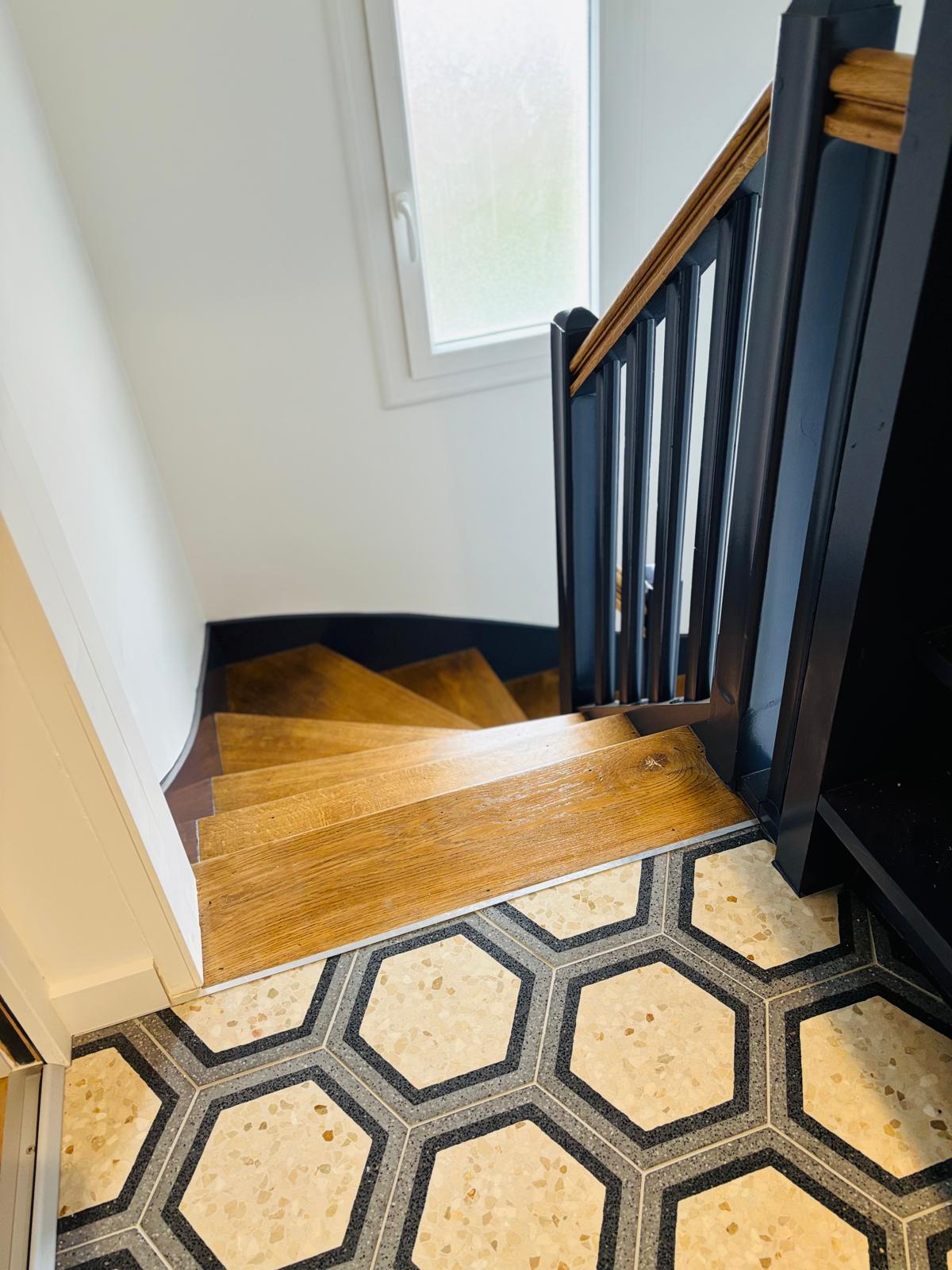 Restauration parties communes Biarritz - escalier bois massif bi-ton et carreaux de ciment hexagonaux