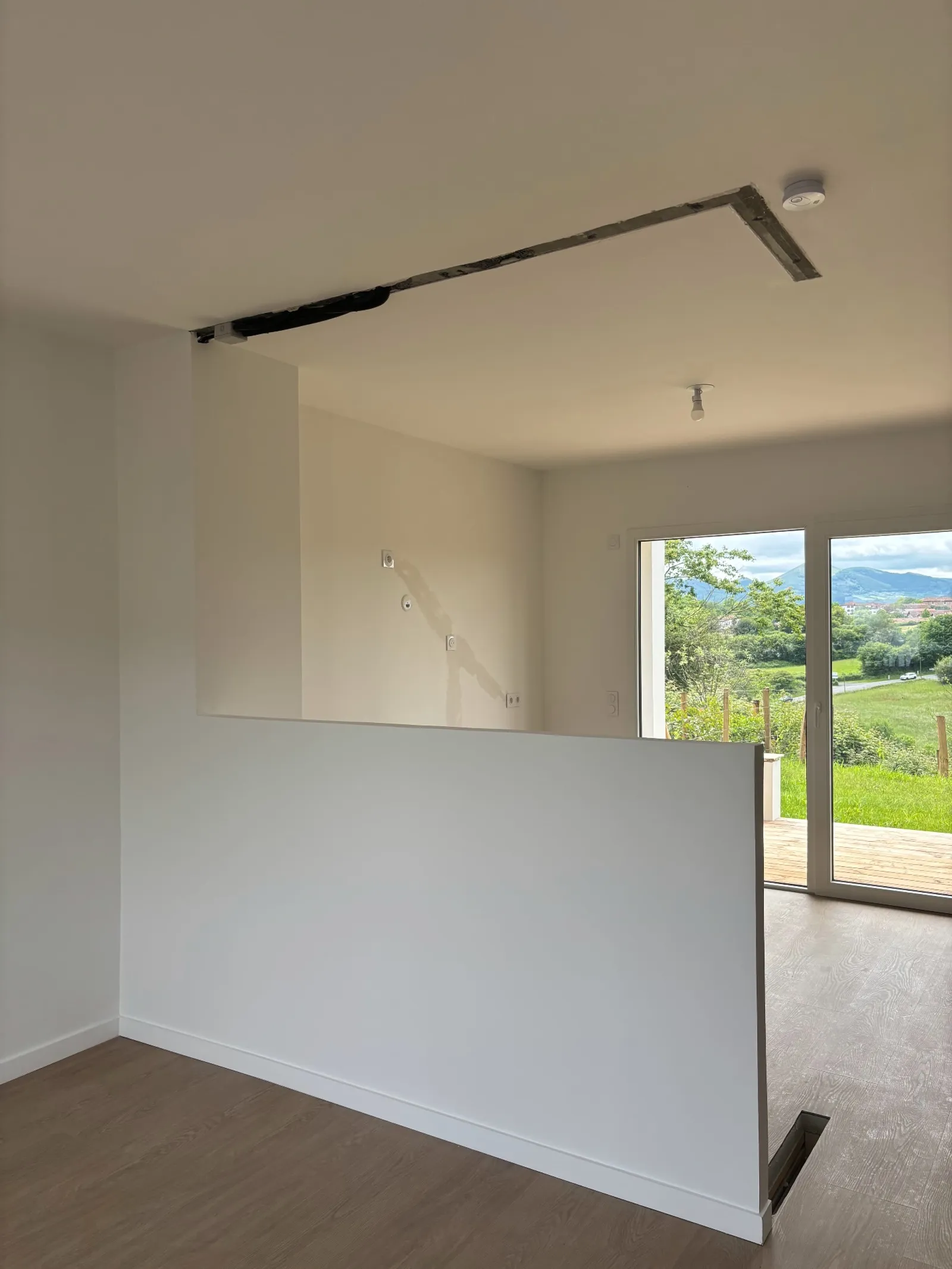 Finished Ainhoa kitchen renovation with embedded networks and living room connection