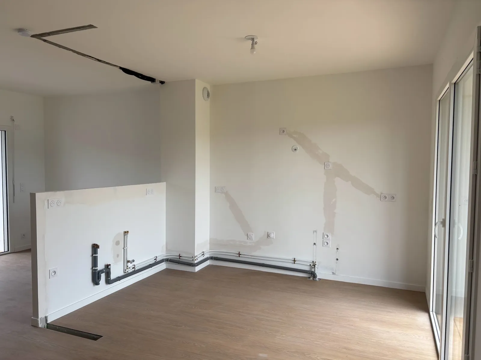 Finished state of modified kitchen electrical and plumbing implantation at Ainhoa