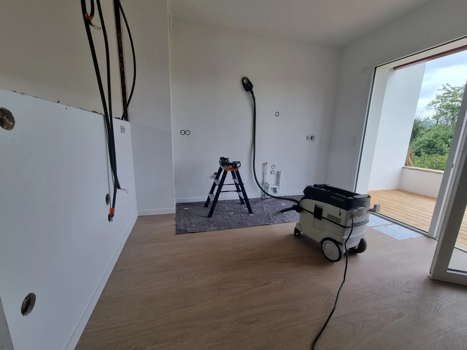 Embedded concrete wall chasing with aspirated Hilti and Festool vacuum at Ainhoa