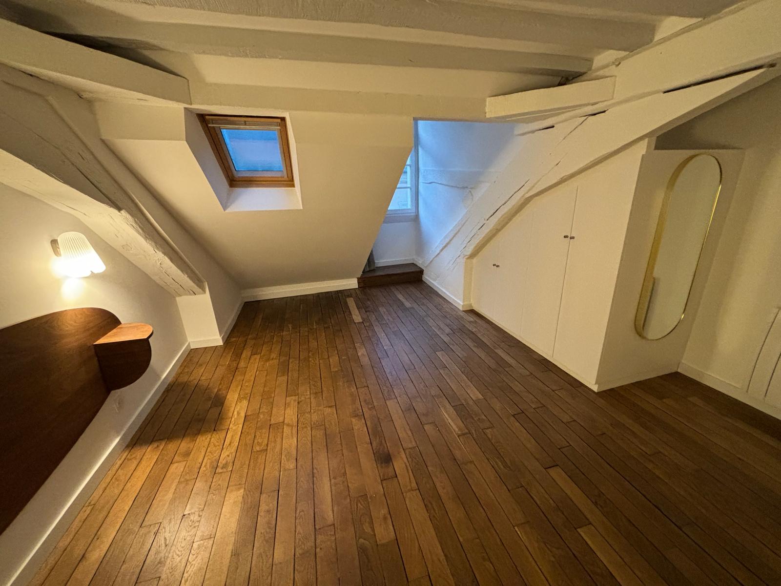 Rénovation parquet massif et peinture dans appartement sous combles Bayonne centre ancien