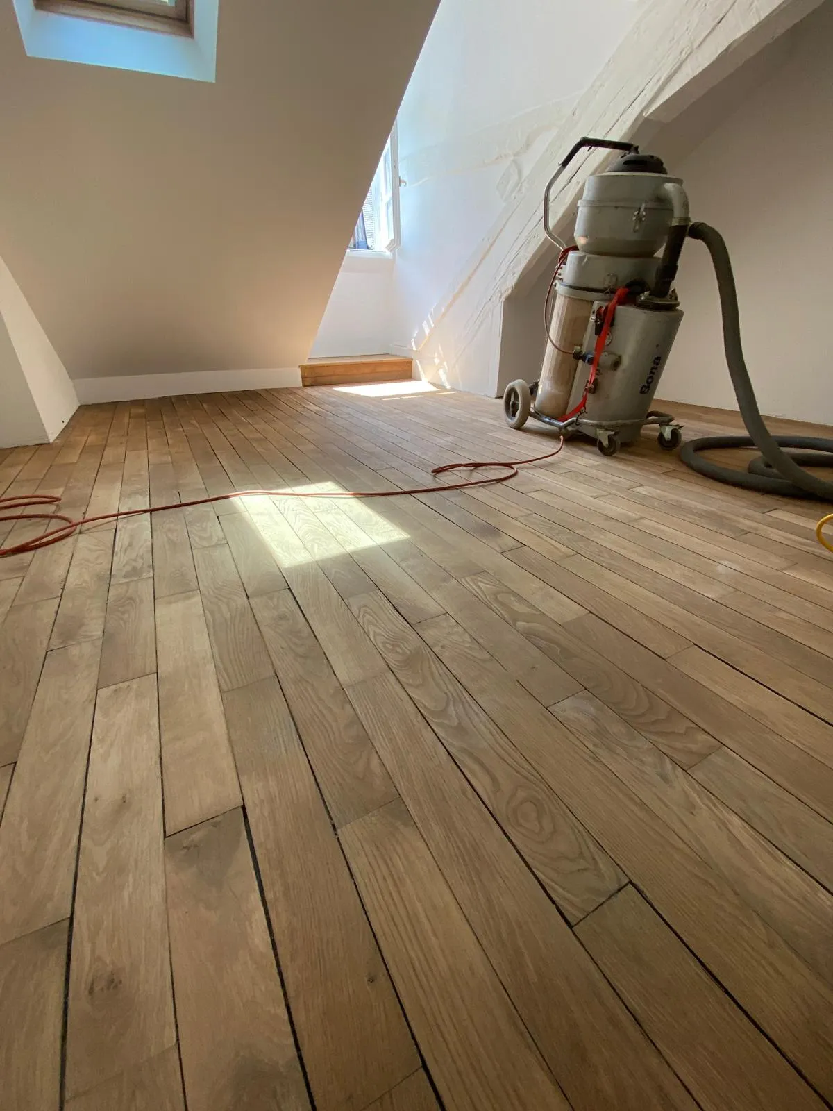 Ponçage parquet massif centre ancien Bayonne - préparation du bois avec matériel professionnel