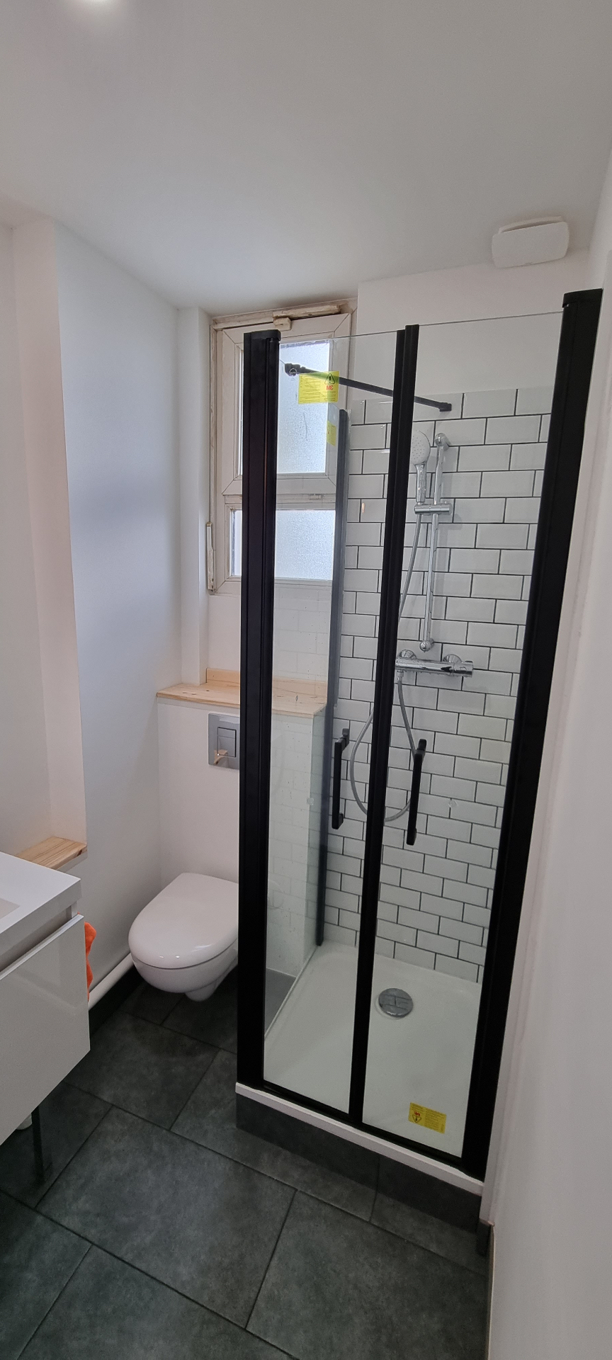 Douche avec étanchéité SPEC et carrelage métro réalisée par un plombier à Biarritz