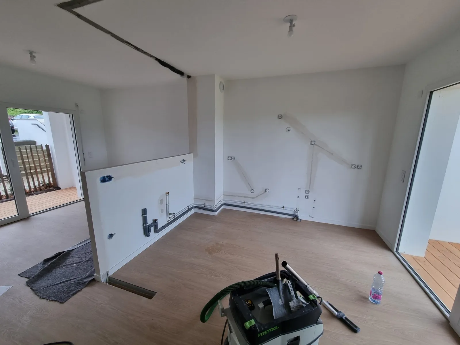 Rénovation cuisine avec réseaux électriques et plomberie encastrés, chantier sans poussière à Biarritz et Ainhoa