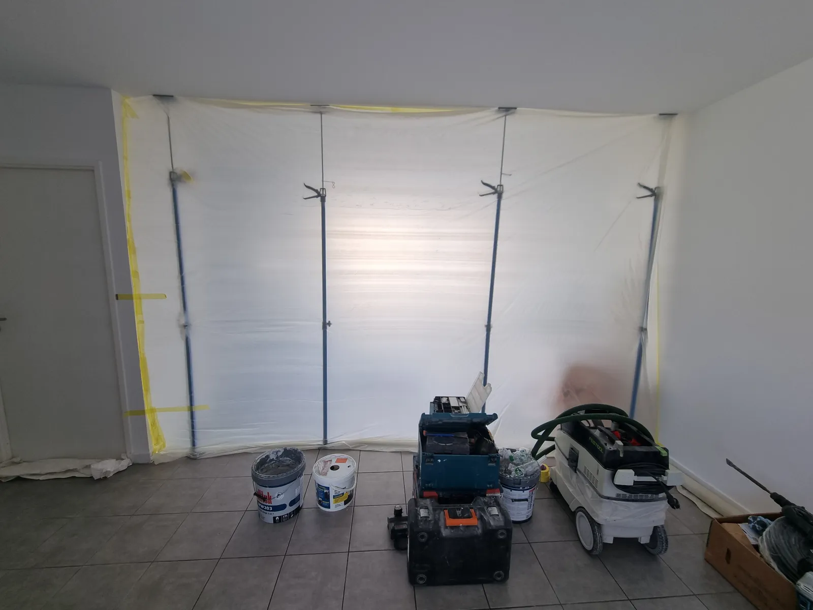 Hermetic protective SAS confining dust during kitchen renovation in Biarritz Kleber
