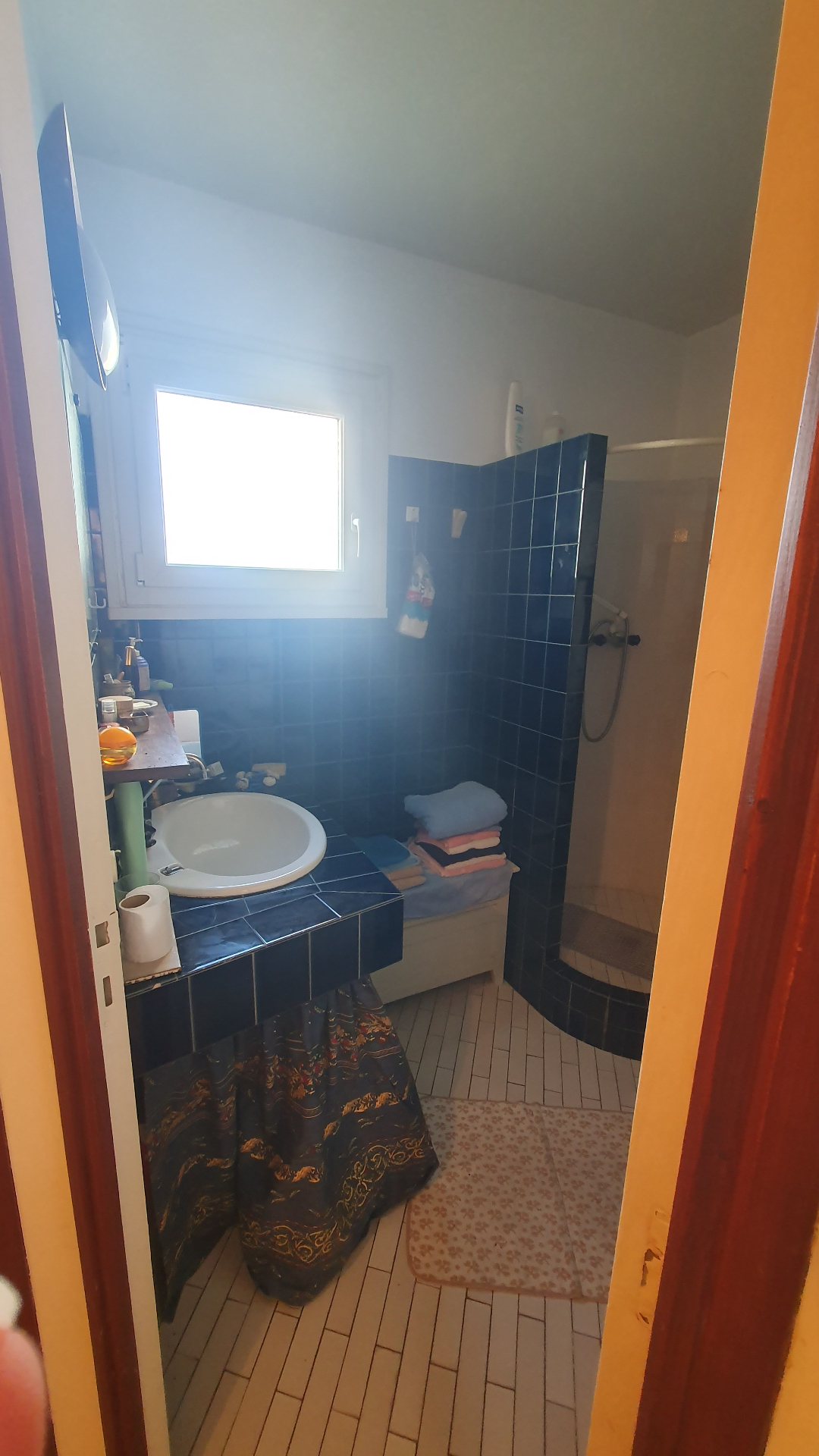 Salle de bain vétuste avant rénovation à Biarritz