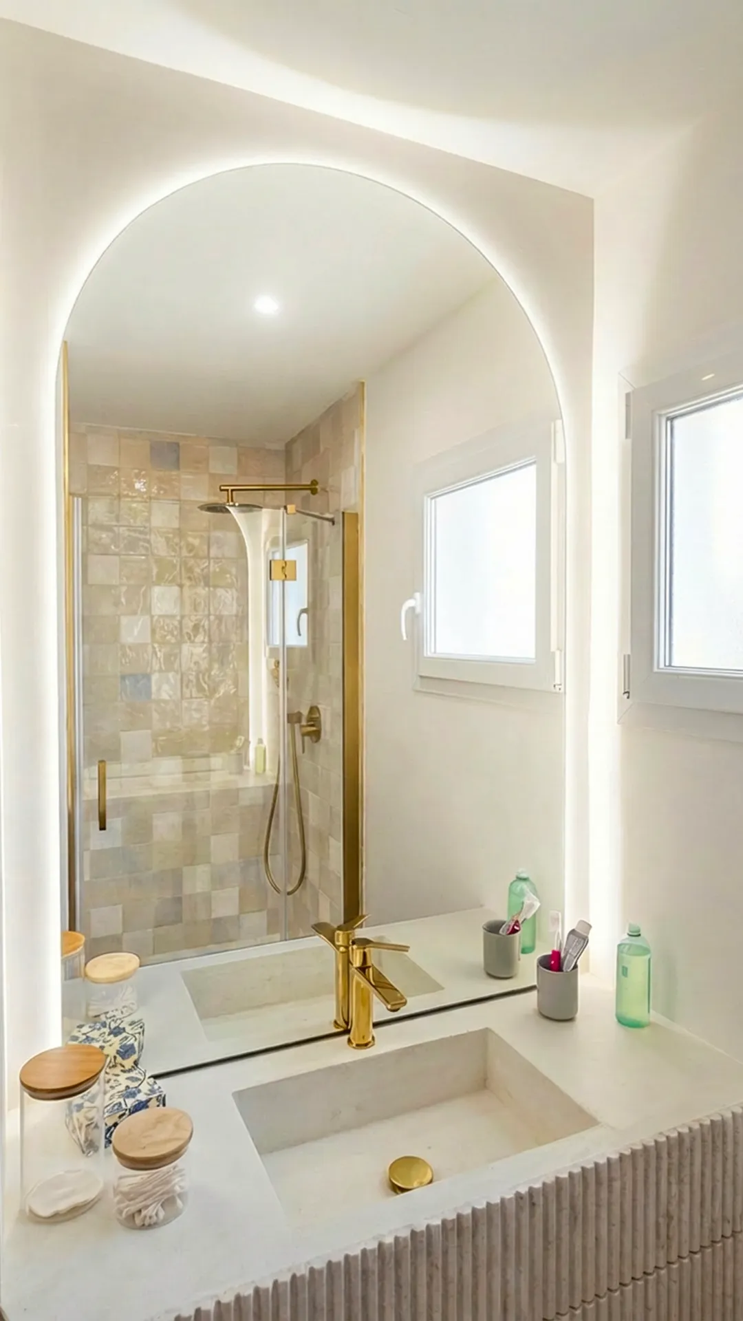 Salle de bain rénovée Biarritz : Meuble béton ciré et miroir sur mesure