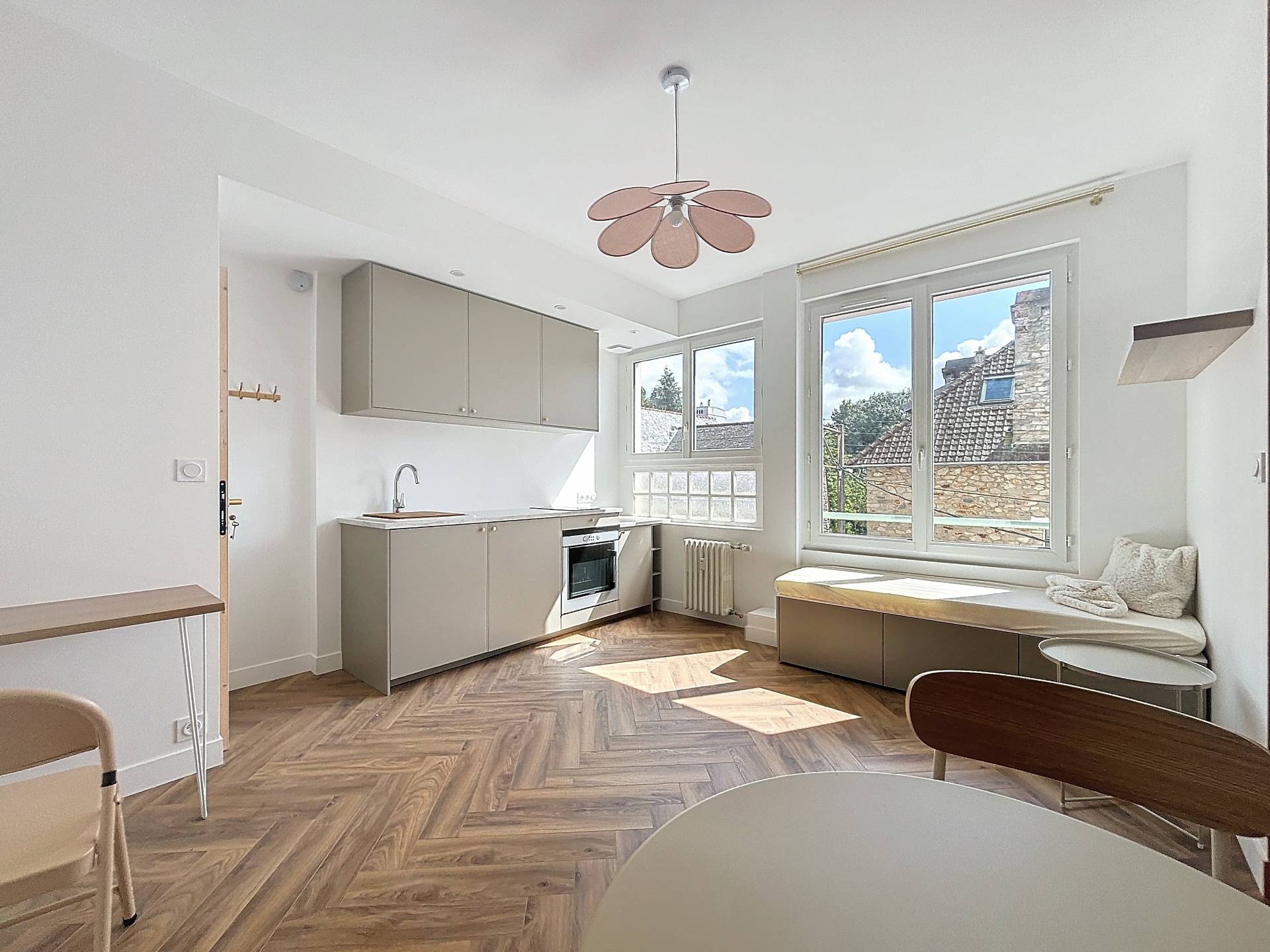 Espace de vie lumineux avec parquet point de Hongrie et plafonnier design studio Bayonne