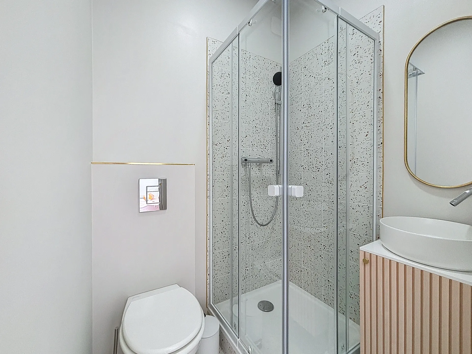 Salle d'eau moderne carrelage terrazzo et meuble vasque cannelé studio Bayonne