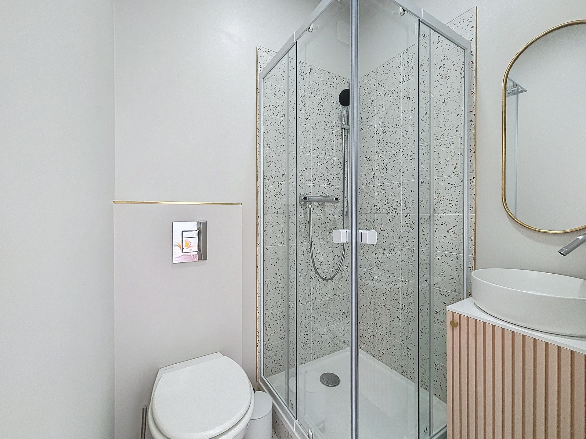 Salle d'eau moderne carrelage terrazzo et meuble vasque cannelé studio Bayonne