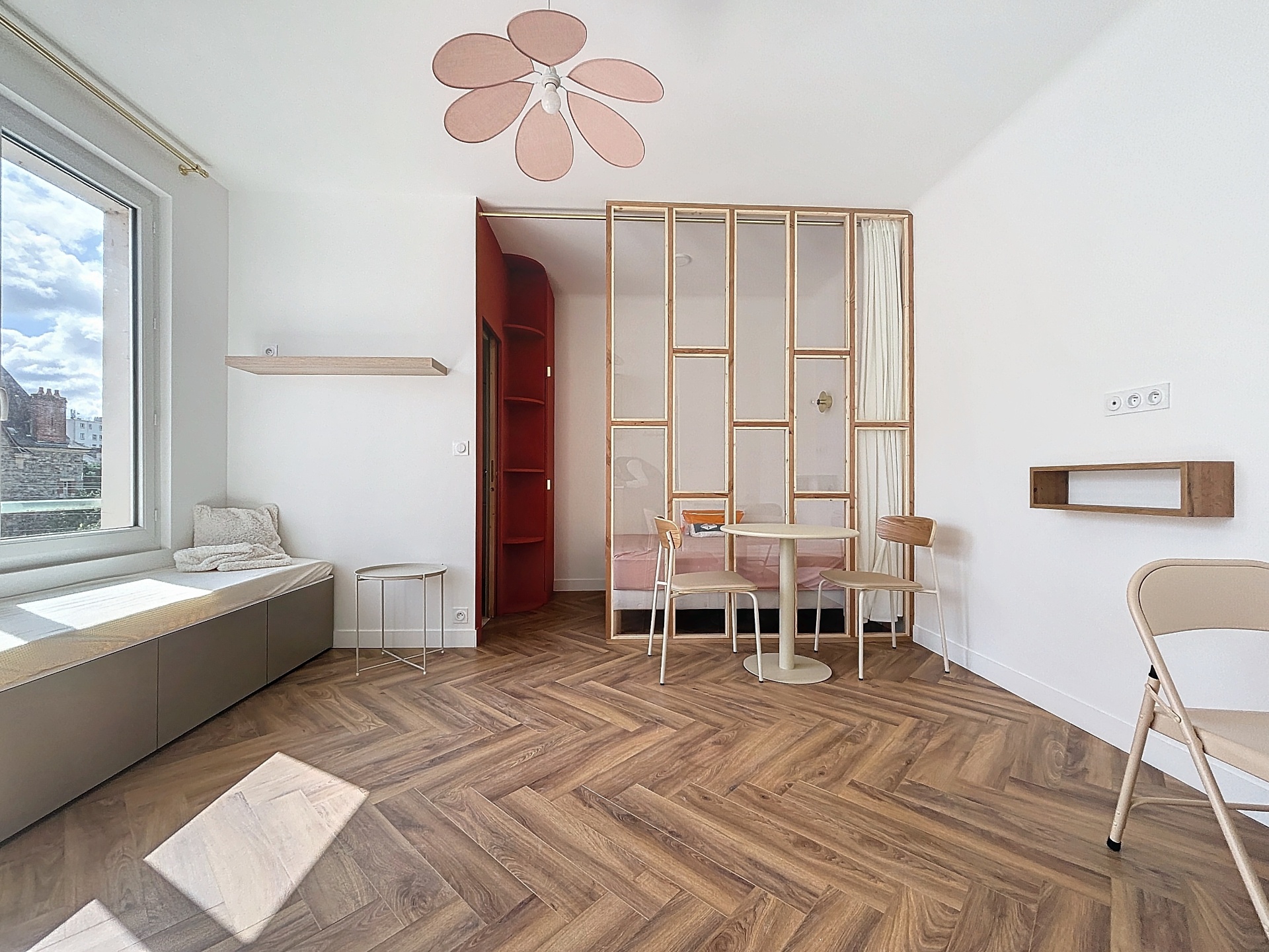 Vue d'ensemble du studio rénové avec verrière bois artisanale et parquet chevrons à Bayonne