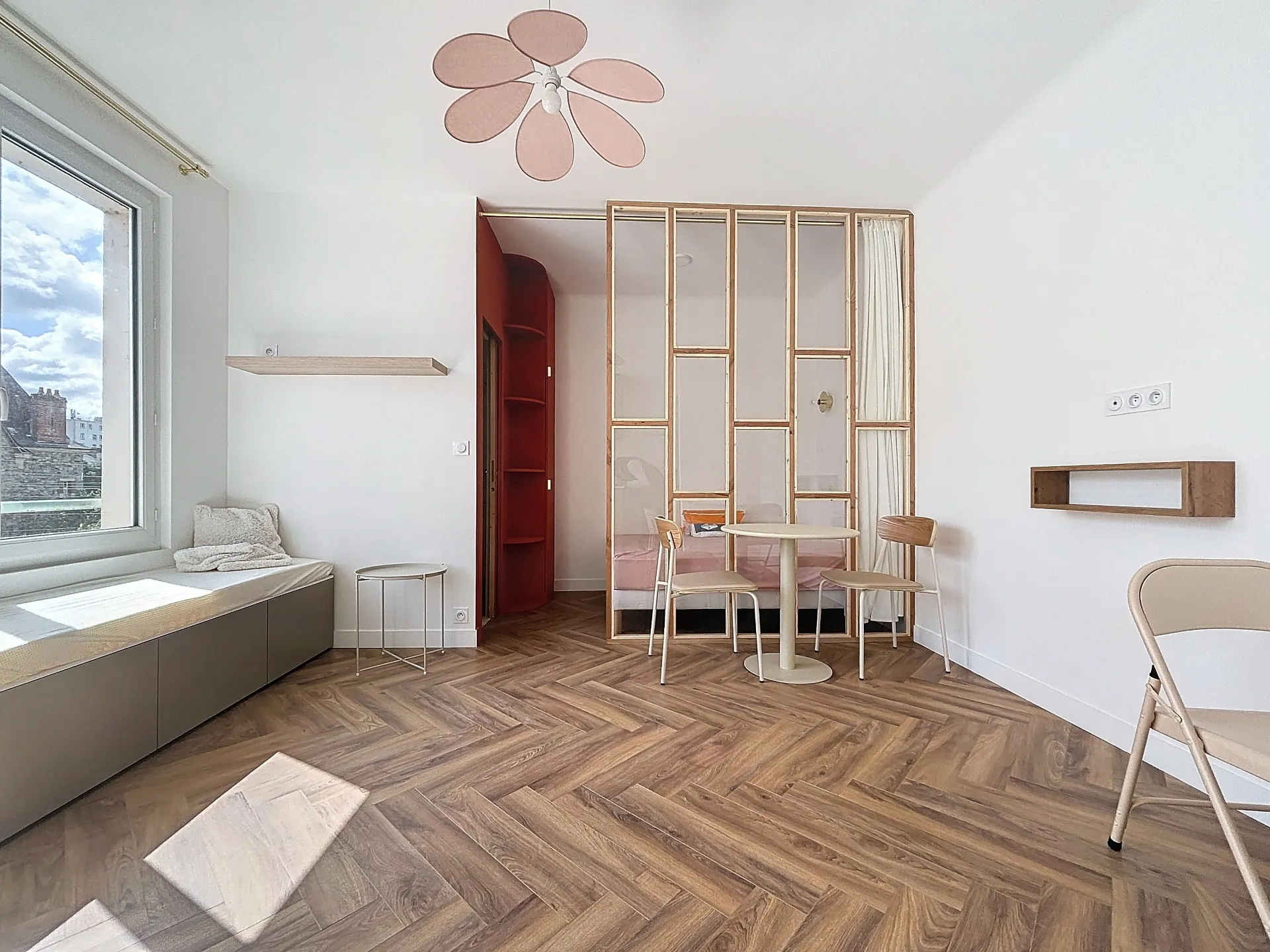 Vue d'ensemble du studio rénové avec verrière bois artisanale et parquet chevrons à Bayonne