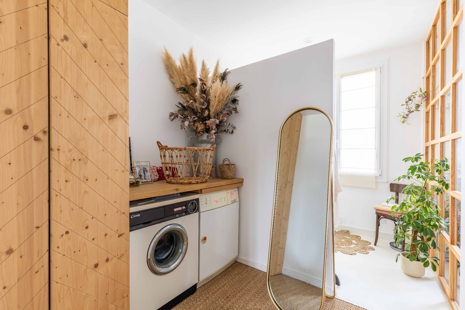 Buanderie invisible avec portes bois sur mesure et aménagement optimisé appartement Biarritz