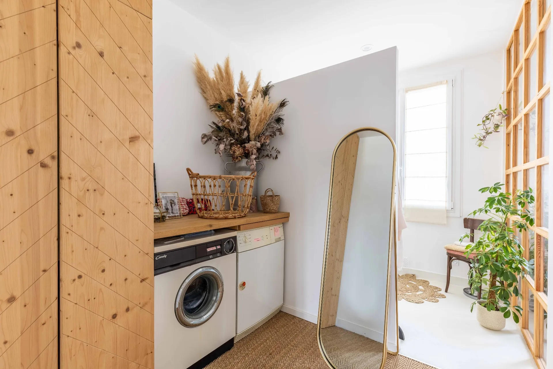 Buanderie invisible avec portes bois sur mesure et aménagement optimisé appartement Biarritz