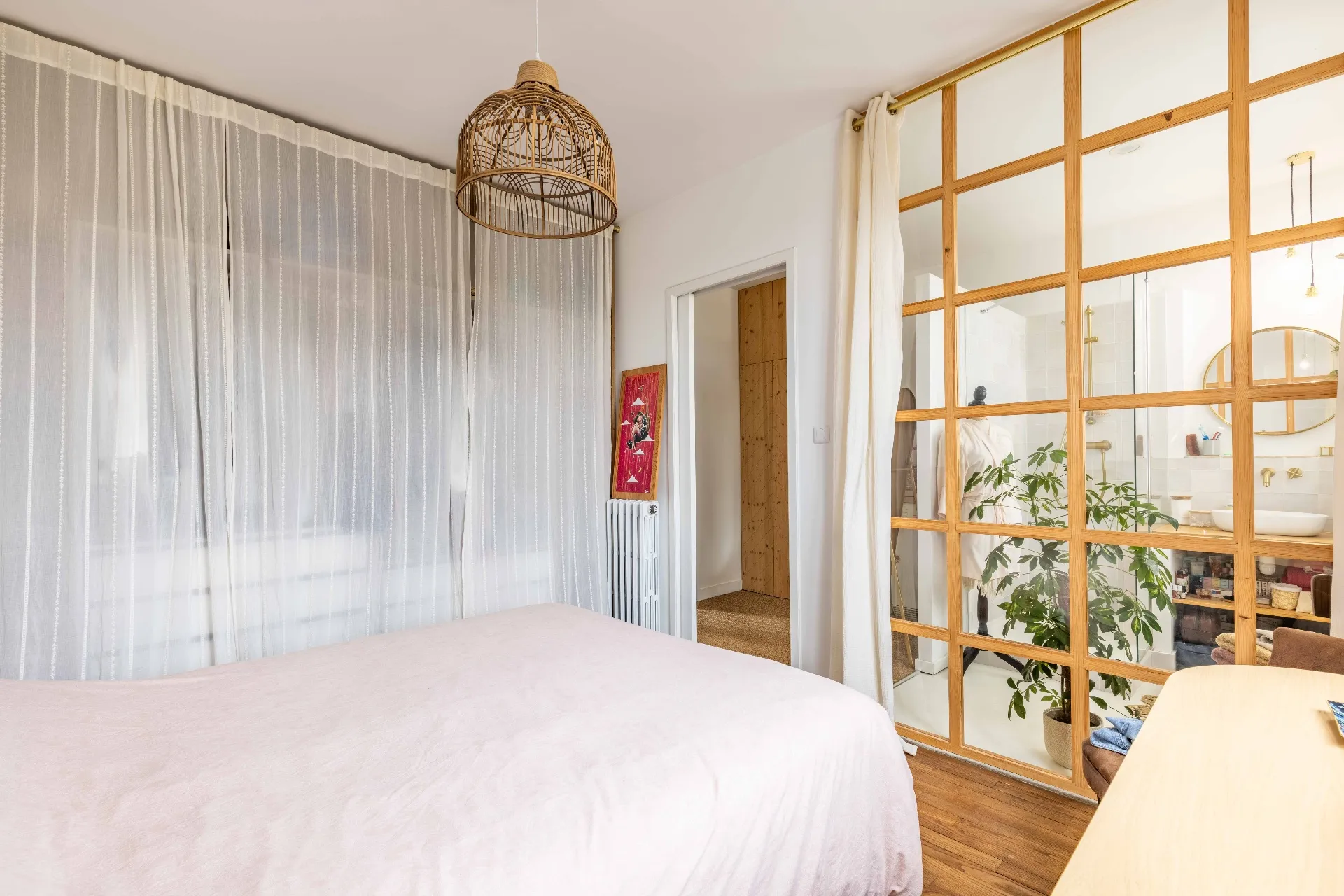 Chambre lumineuse avec verrière bois donnant sur le séjour T3 Biarritz Saint-Martin