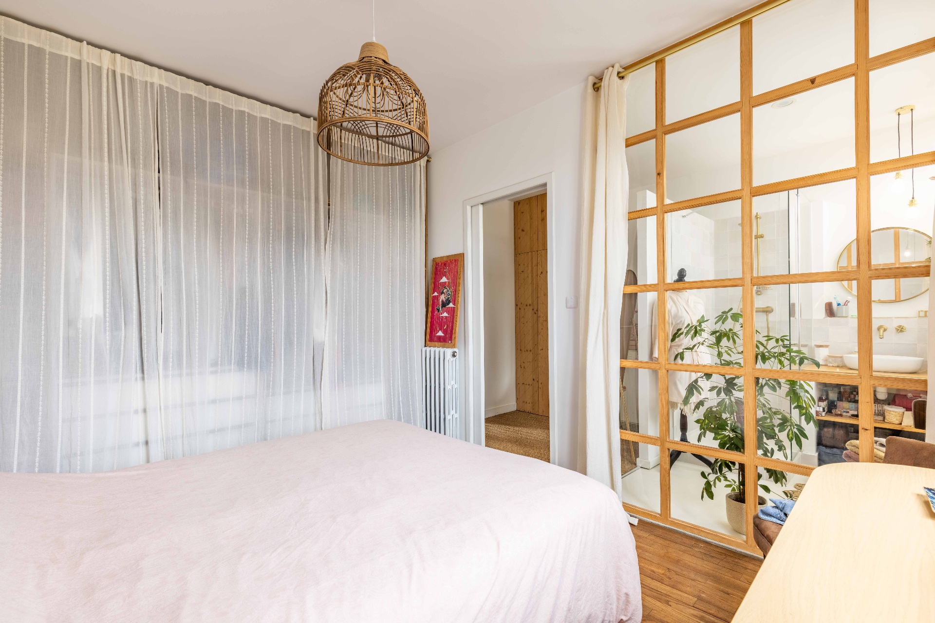 Chambre lumineuse avec verrière bois donnant sur le séjour T3 Biarritz Saint-Martin