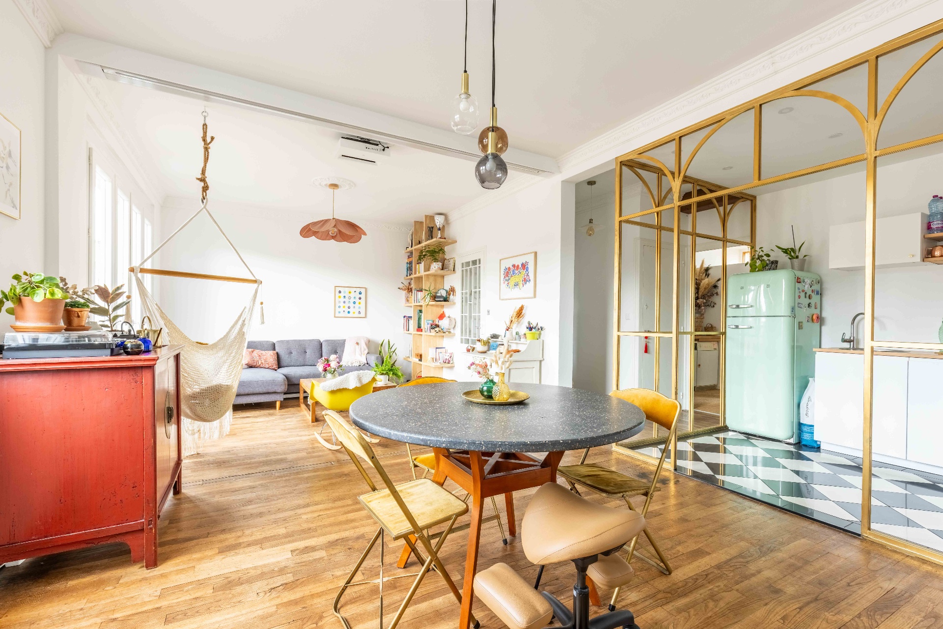 Vue d'ensemble du T3 rénové avec verrière acier dorée artisanale séparant cuisine et séjour à Biarritz Saint-Martin