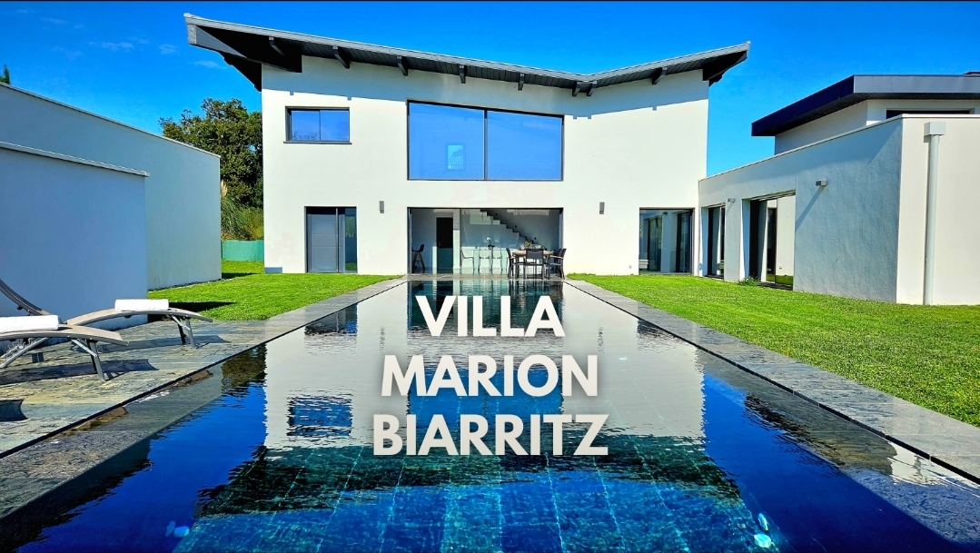 Rénovation complète après dégât des eaux dans une villa à Biarritz — isolation, plâtrerie et peinture par Atelier Xabi