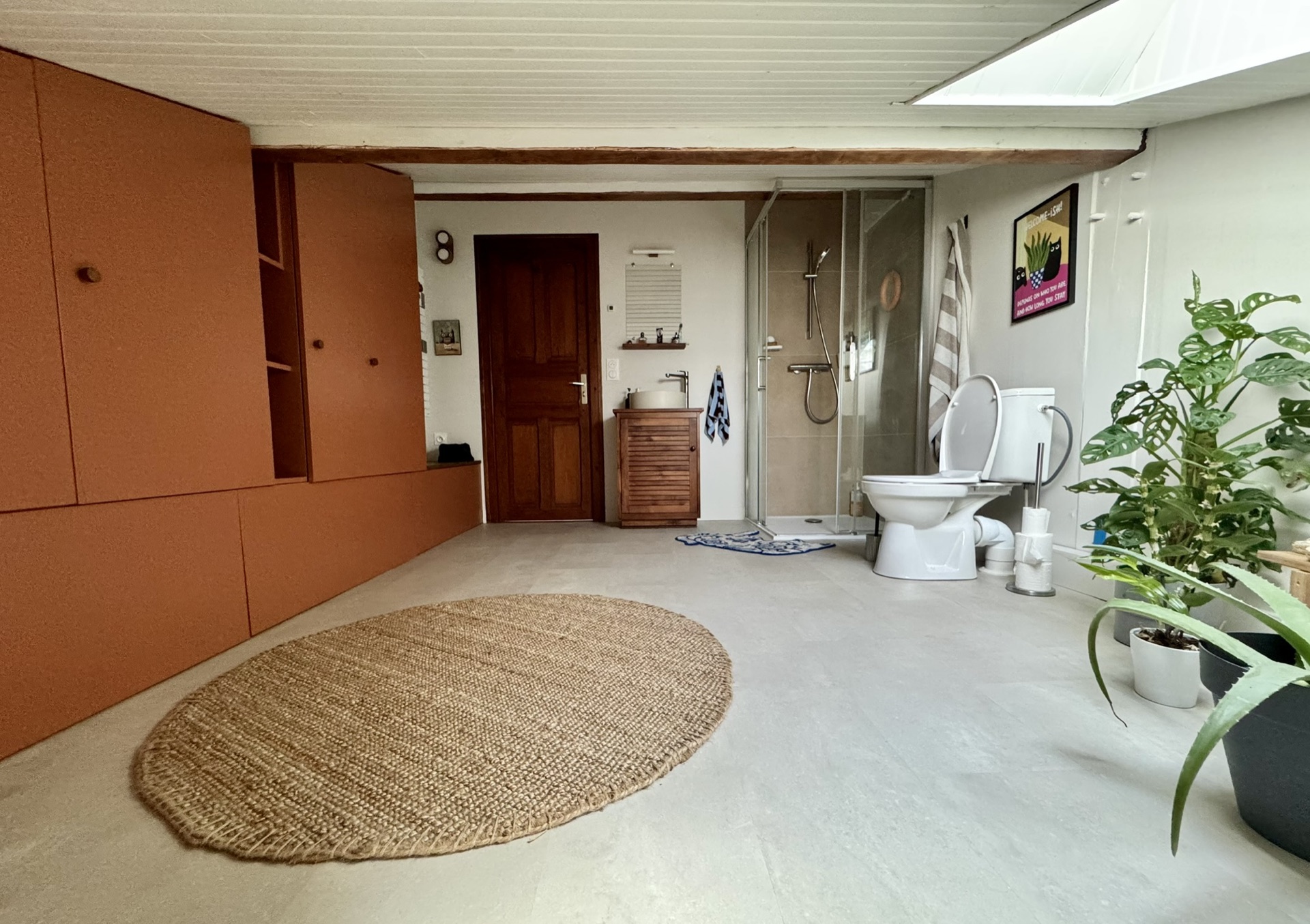 Salle d'eau aménagée dans les combles à Tarnos avec douche à receveur extra-plat, WC et vasque sous rampant