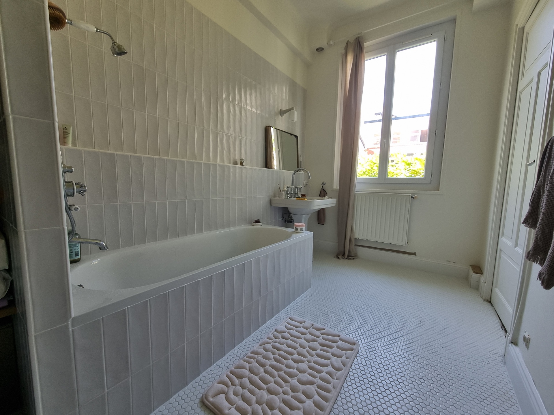 Salle de bain rénovée après transformation complète à Biarritz centre
