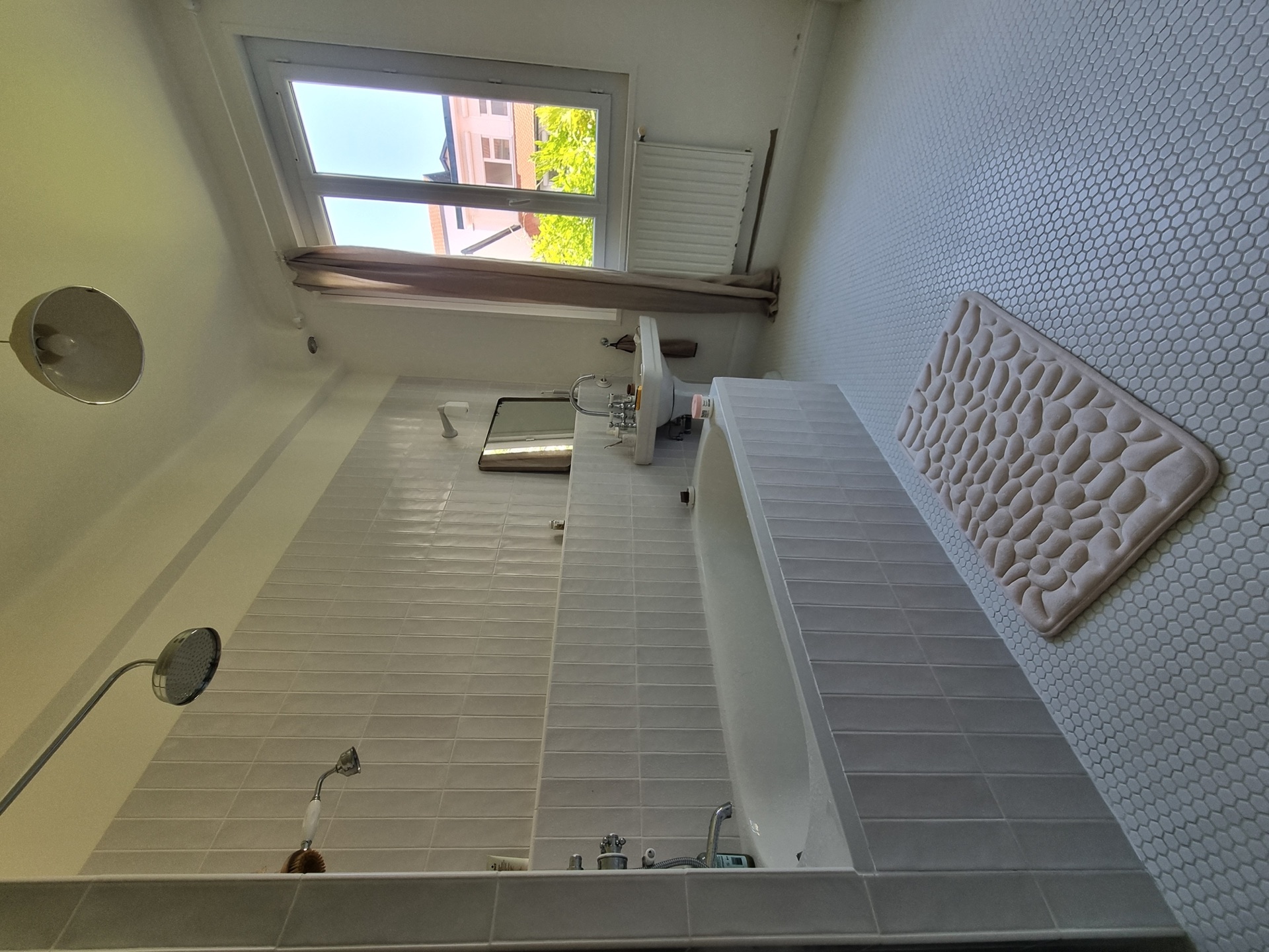 Vasque colonne d'origine réintégrée dans la salle de bain rénovée à Biarritz