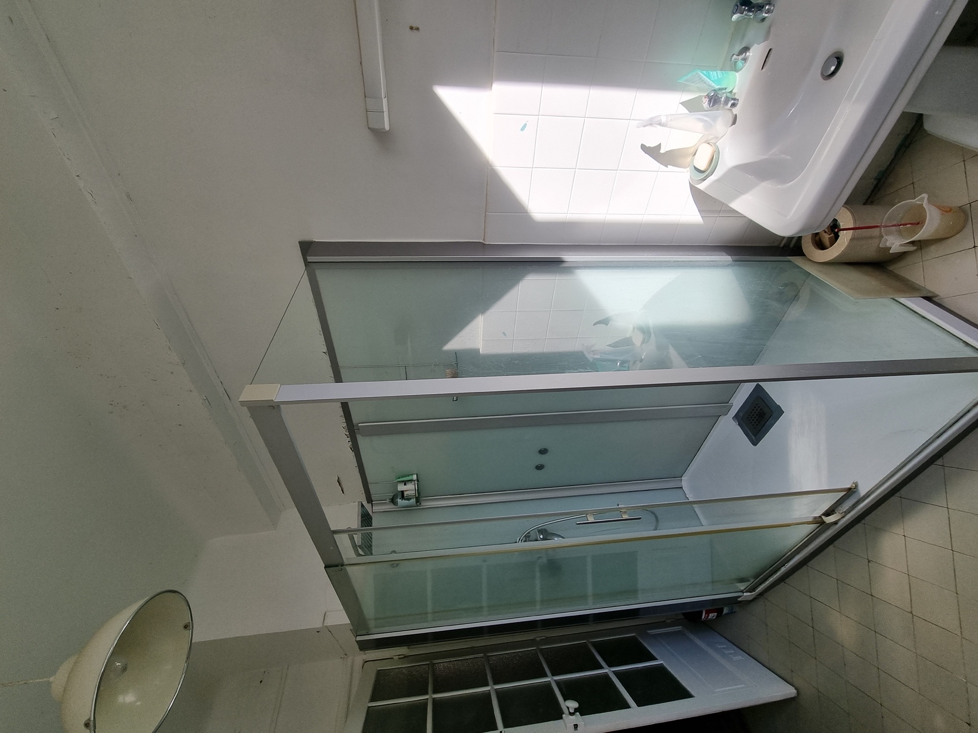 État initial de la salle de douche avant rénovation à Biarritz centre
