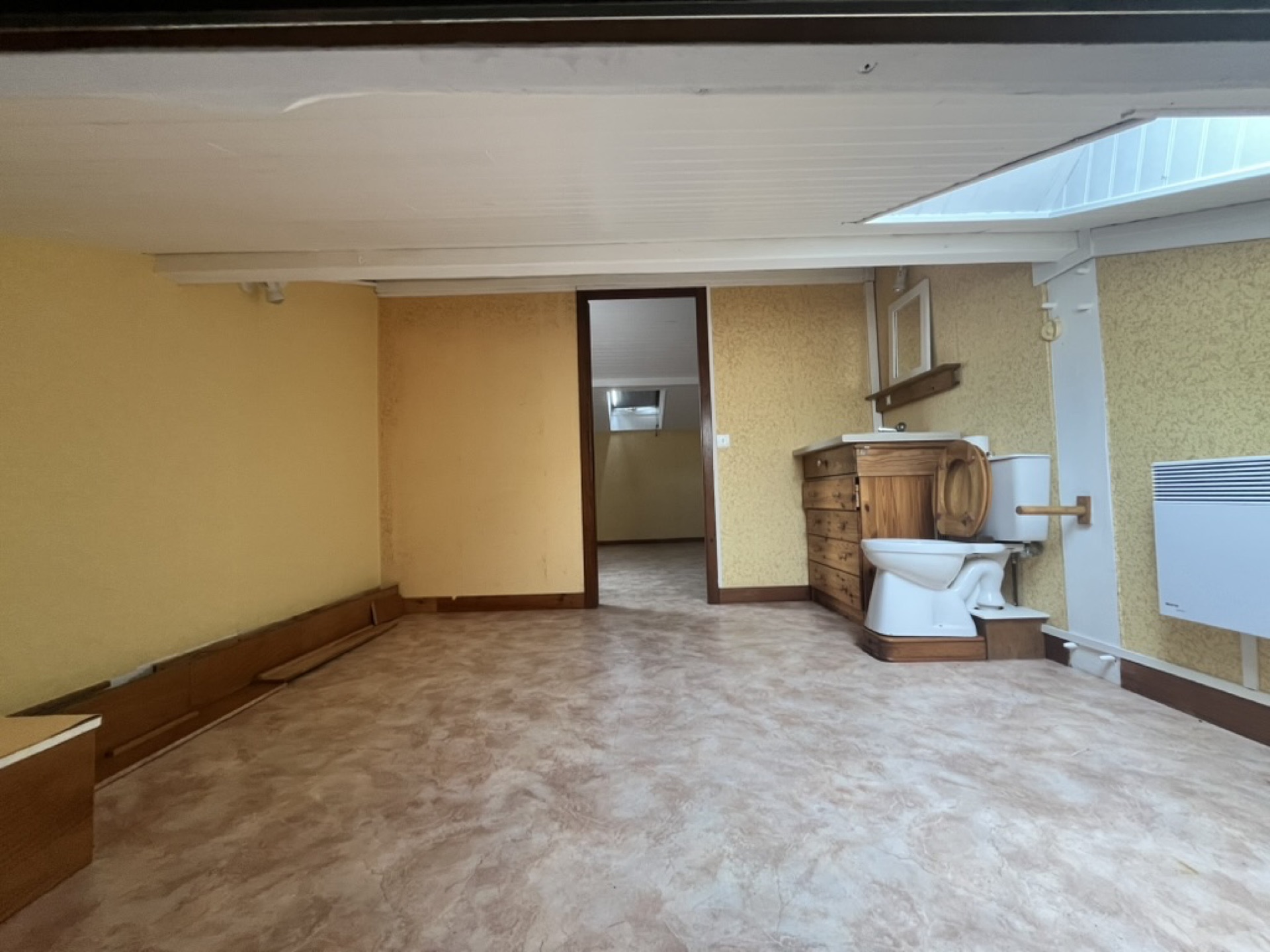 Ancien WC et meuble vasque sur l'étage d'une maison à Tarnos avant aménagement de la salle d'eau