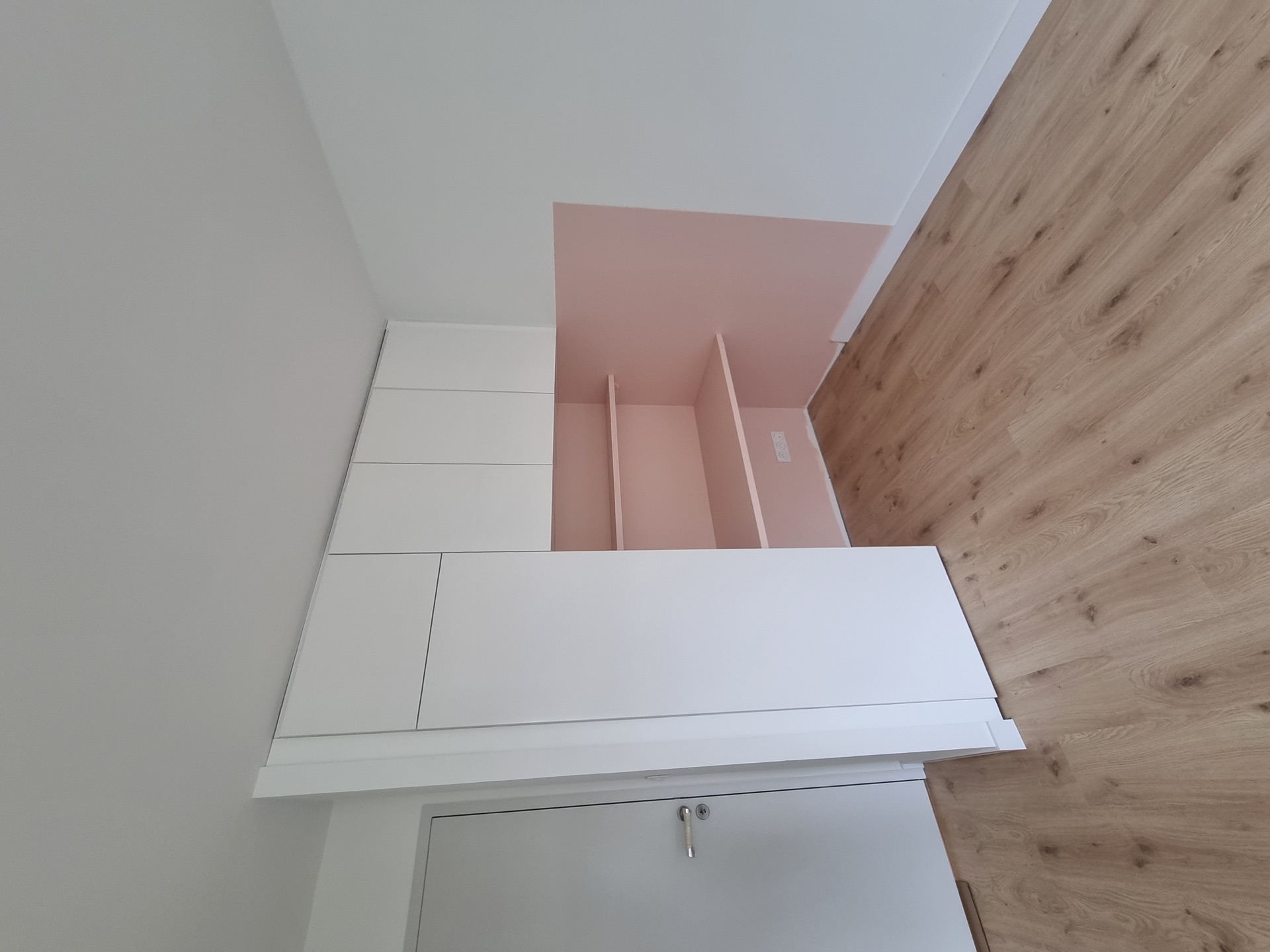 Chambre à Biarritz : niche bureau rose poudré intégrée dans un placard blanc sur-mesure