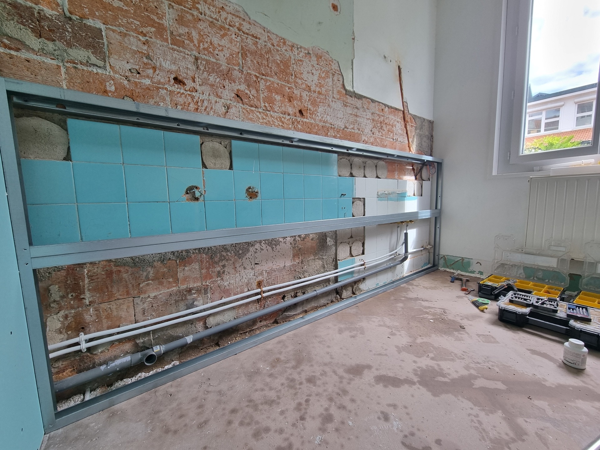 Chantier en cours de dépose et refonte des alimentations plomberie d'une salle de bain à Biarritz