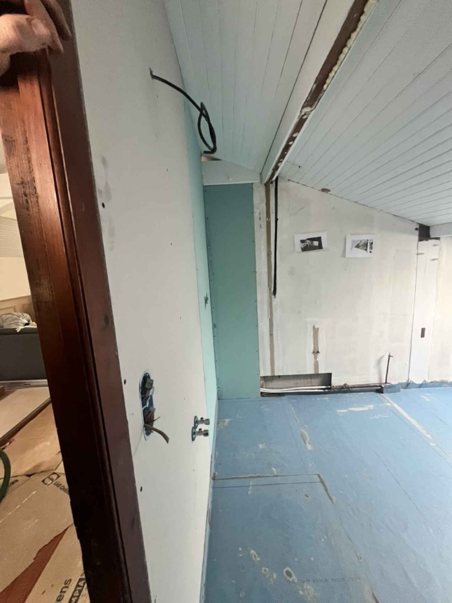 Étanchéité au sol par natte d'étanchéité et bandes périphériques dans une salle d'eau à l'étage sur plancher bois à Tarnos