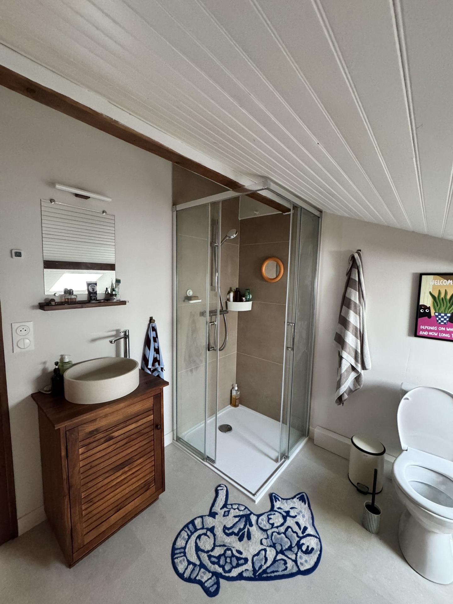 Douche à receveur extra-plat avec paroi 8 mm en angle et carrelage grand format dans une salle d'eau sous combles à Tarnos
